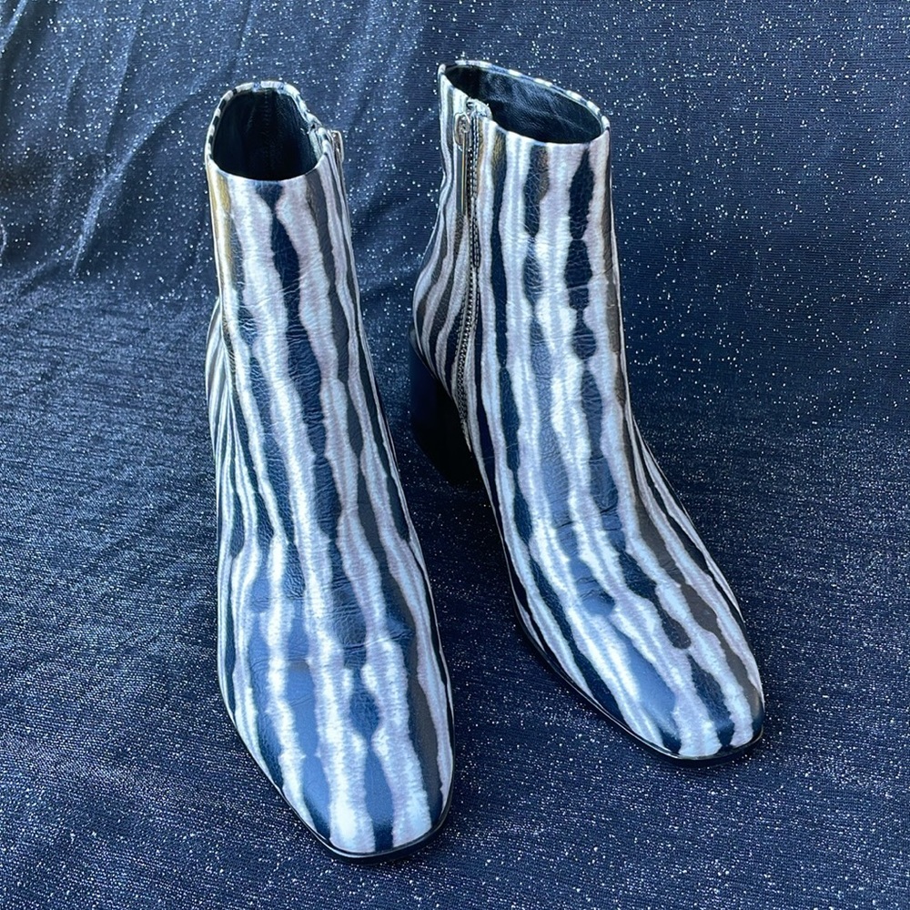 NWOT Sigerson Morrison Mandel Black White Gray Tie Dye Wavy Stripe Ankle Boot - Picture 7 of 16